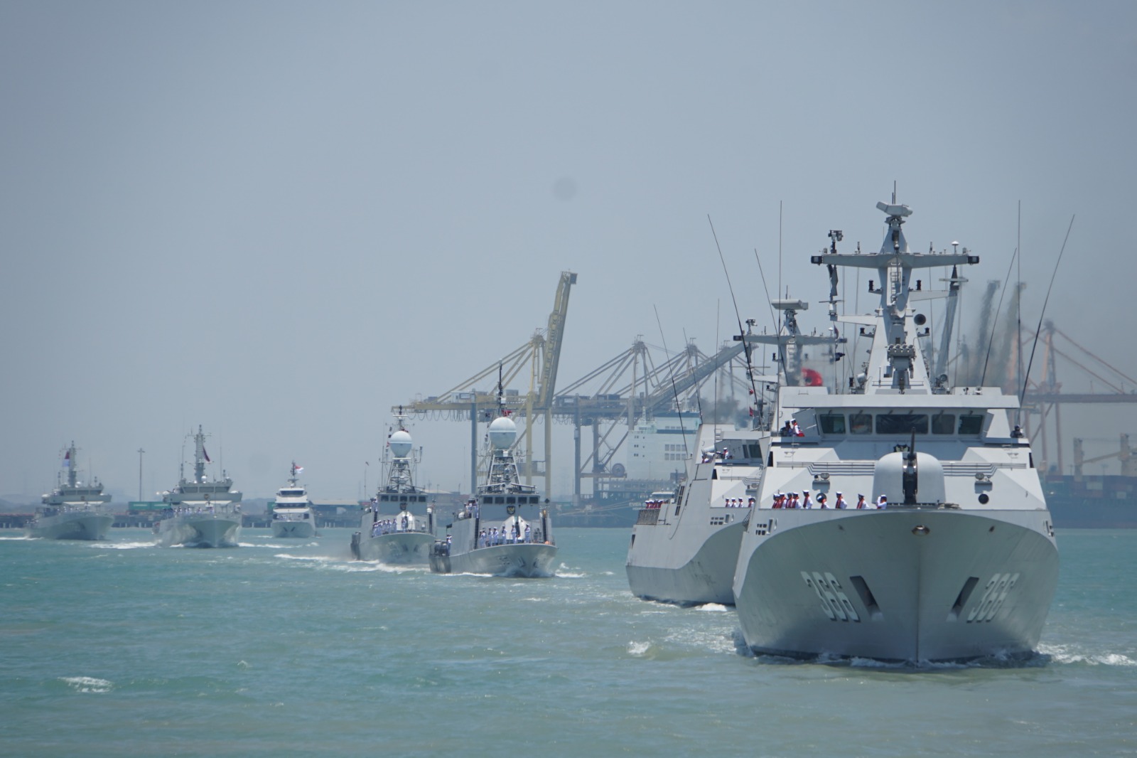 Sailing Pass KRI Jajaran Koarmada II Meriahkan Peringatan HUT Ke-78 TNI