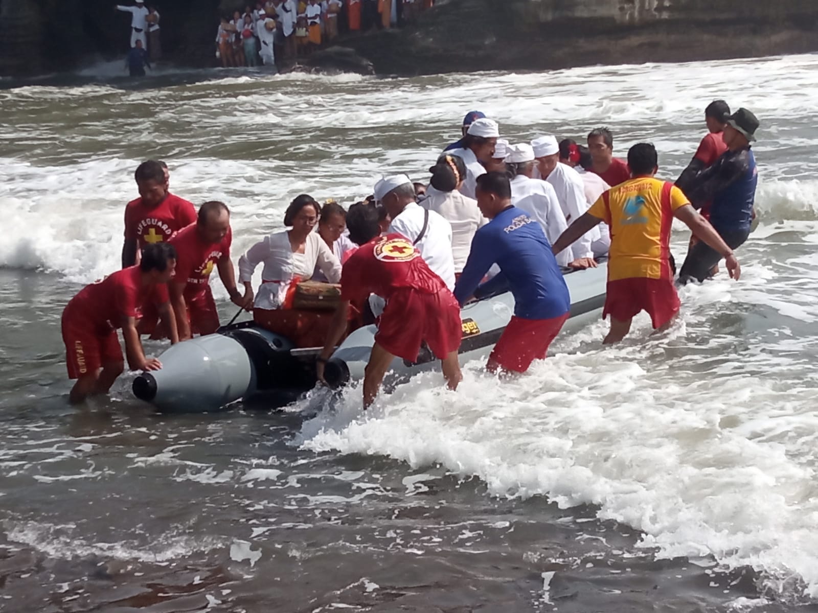 Upacara Pujawali Berlangsung Trepti Di Pura Luhur Tanah Lot