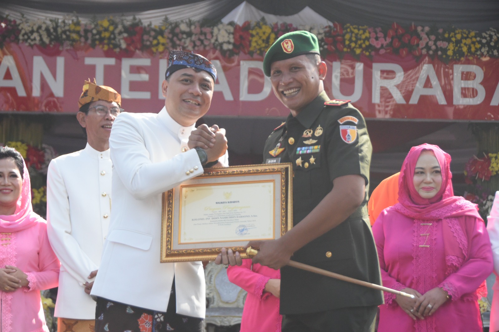 Kolonel Inf Didin Nasruddin Darsono S. Sos., M. Han, Terima Penghargaan di HUT Ke-731 Kota Surabaya