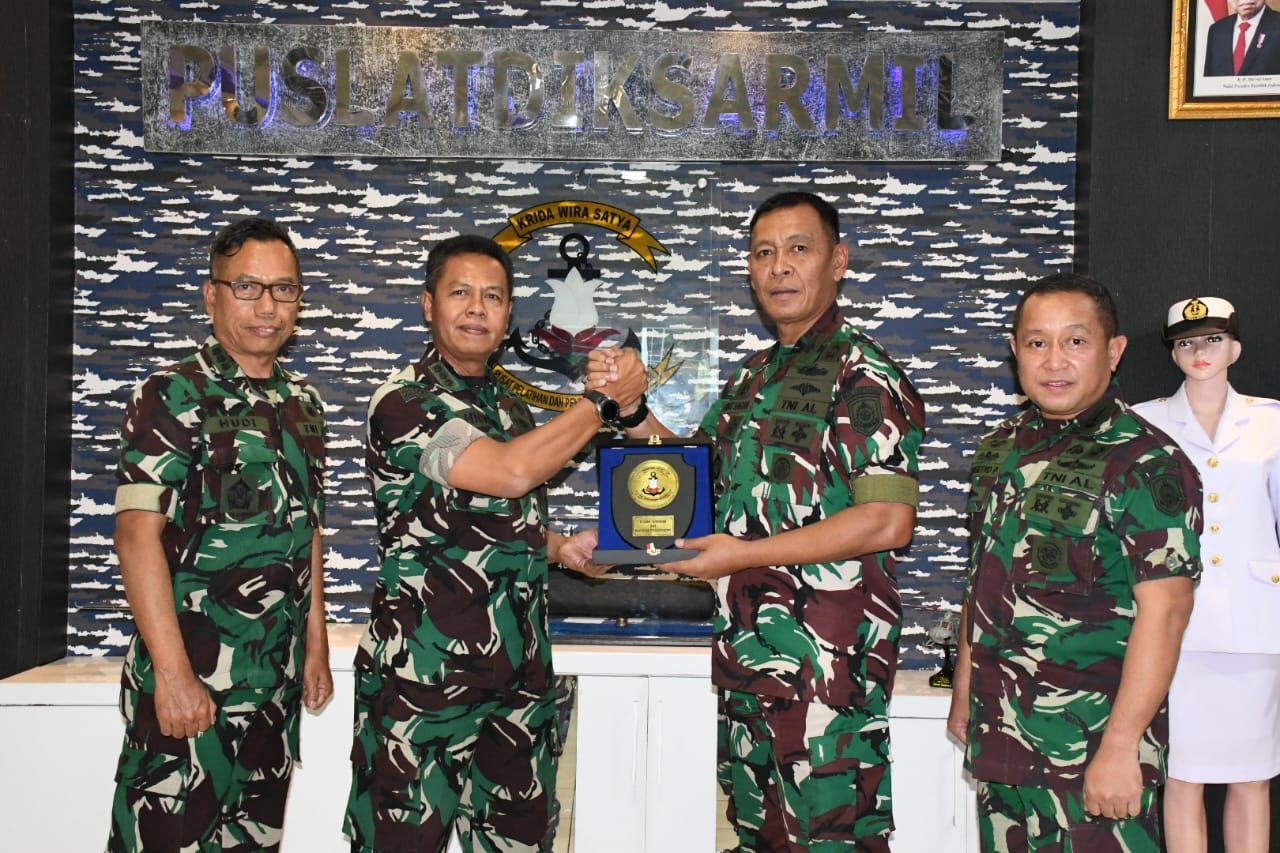 Puslatdiksarmil Kodiklatal Terima Kunjungan Tim Secapa TNI AD Dalam Rangka Studi Banding