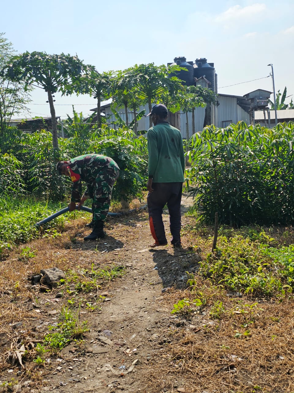 Babinsa Koramil Kenjeran dan Kelompok Tani  Nandur Makmur Gotong Royong Perbaiki Pompa Air.