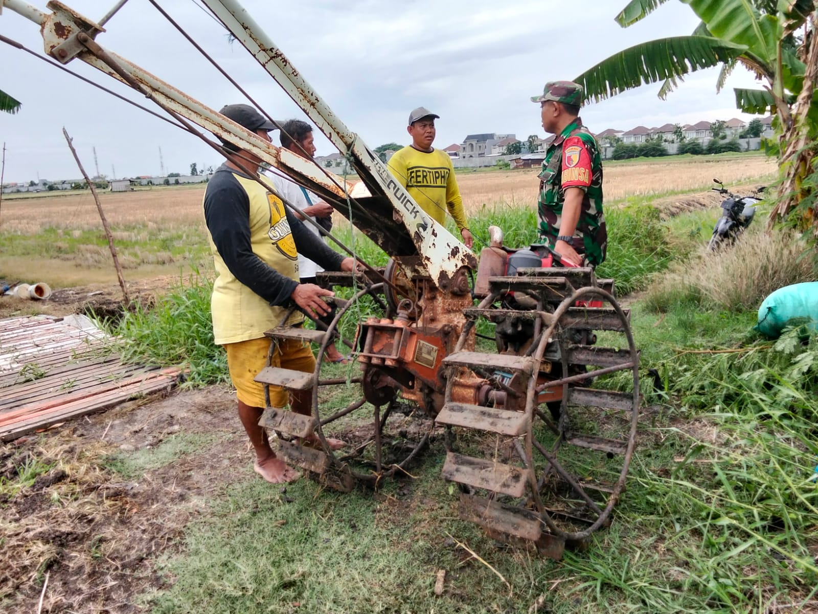 Dukung Ketahanan Pangan, Babinsa Koramil 0831/04 Optimalkan Operasional Hand Tractor