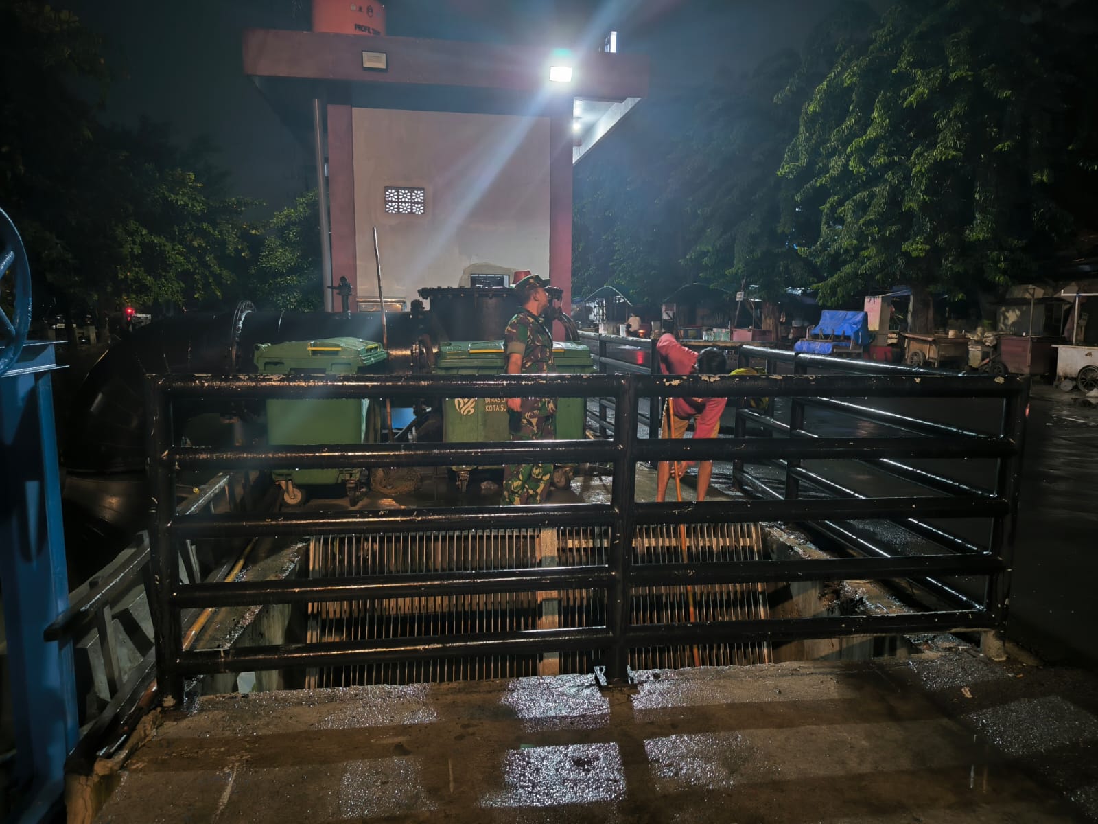 Waspada Banjir, Babinsa Kelurahan Gading Lakukan Pengecekan Rumah Pompa