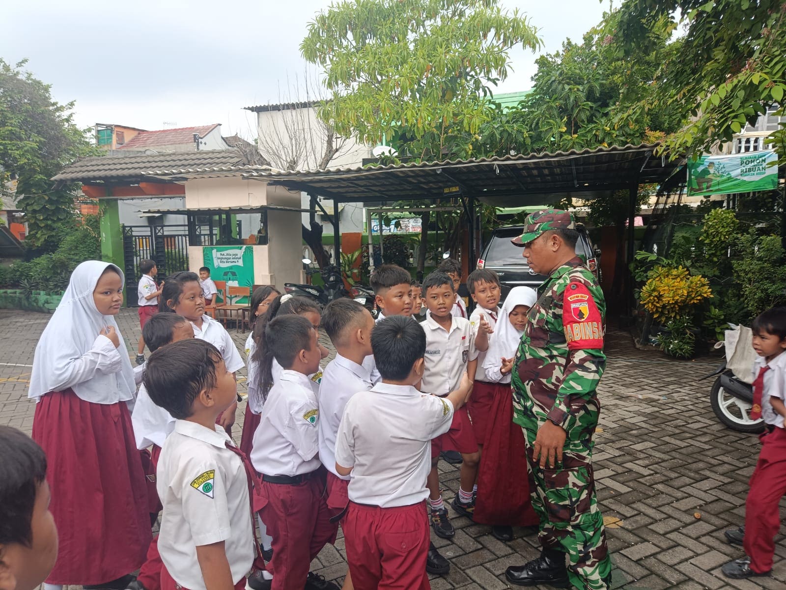 TNI Sahabat Pelajar, Babinsa Berikan Wawasan Kebangsaan di SDN Gubeng