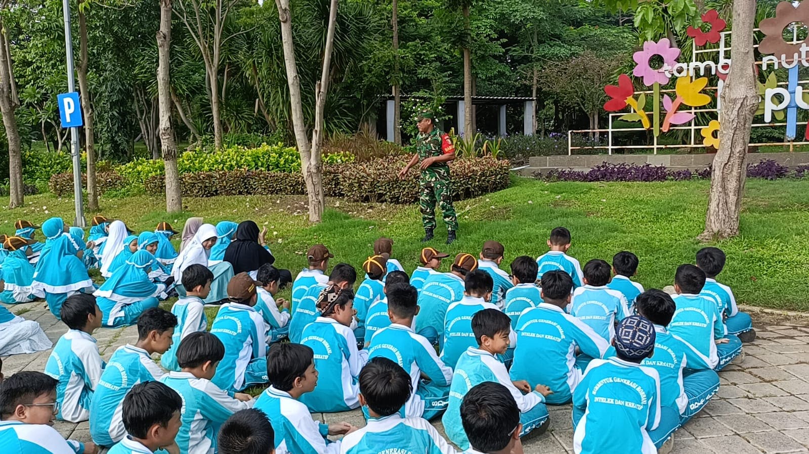 Babinsa Koramil 0831/04 Sukolilo Berikan Latihan Baris Berbaris kepada Siswa SDIT Al Uswah