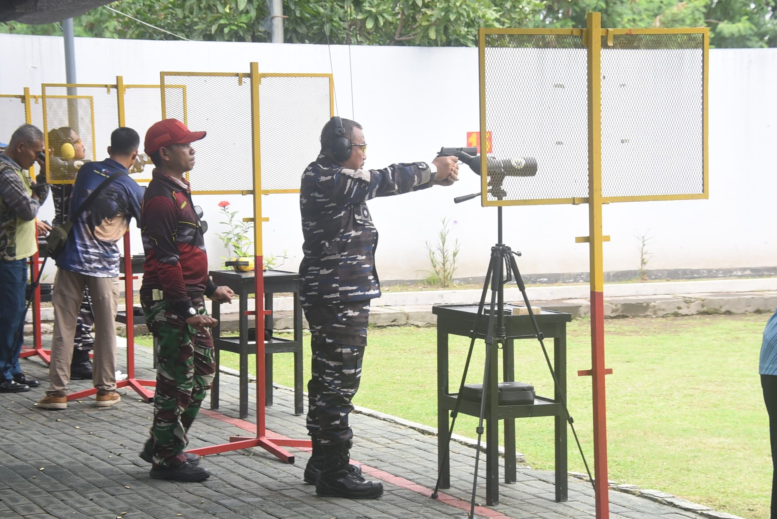 Asah Kemampuan Menembak, Pangkoarmada II Tegaskan Pentingnya Disiplin Penggunaan Senjata