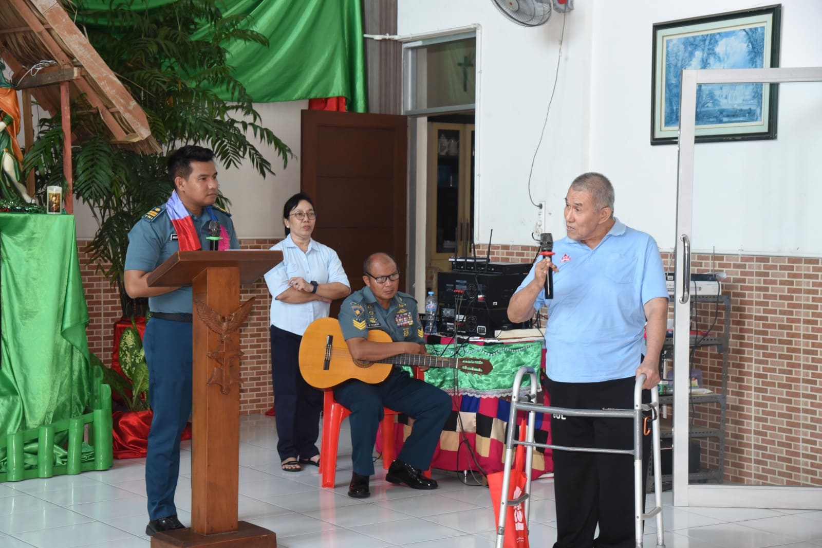 Wujudkan Cinta Kasih Natal, Panitia Natal TNI AL Wilayah Surabaya Kunjungi Panti Jompo dan Panti Asuhan