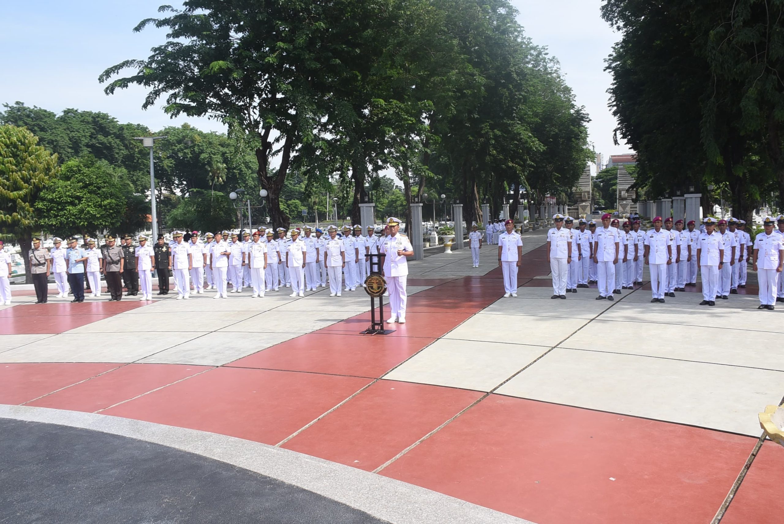 Sambut Peringatan Hari Dharma Samudera Tahun 2025, Koarmada II Hadiri Ziarah di TMP 10 November