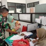 Peduli Stunting, Babinsa Kalirungkut Dampingi Pemberian Bantuan Gizi