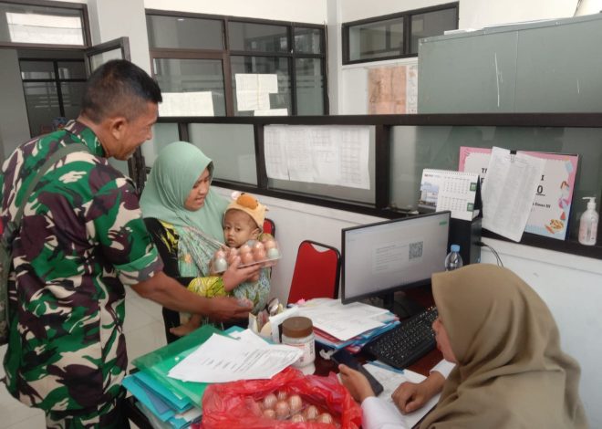 Peduli Stunting, Babinsa Kalirungkut Dampingi Pemberian Bantuan Gizi