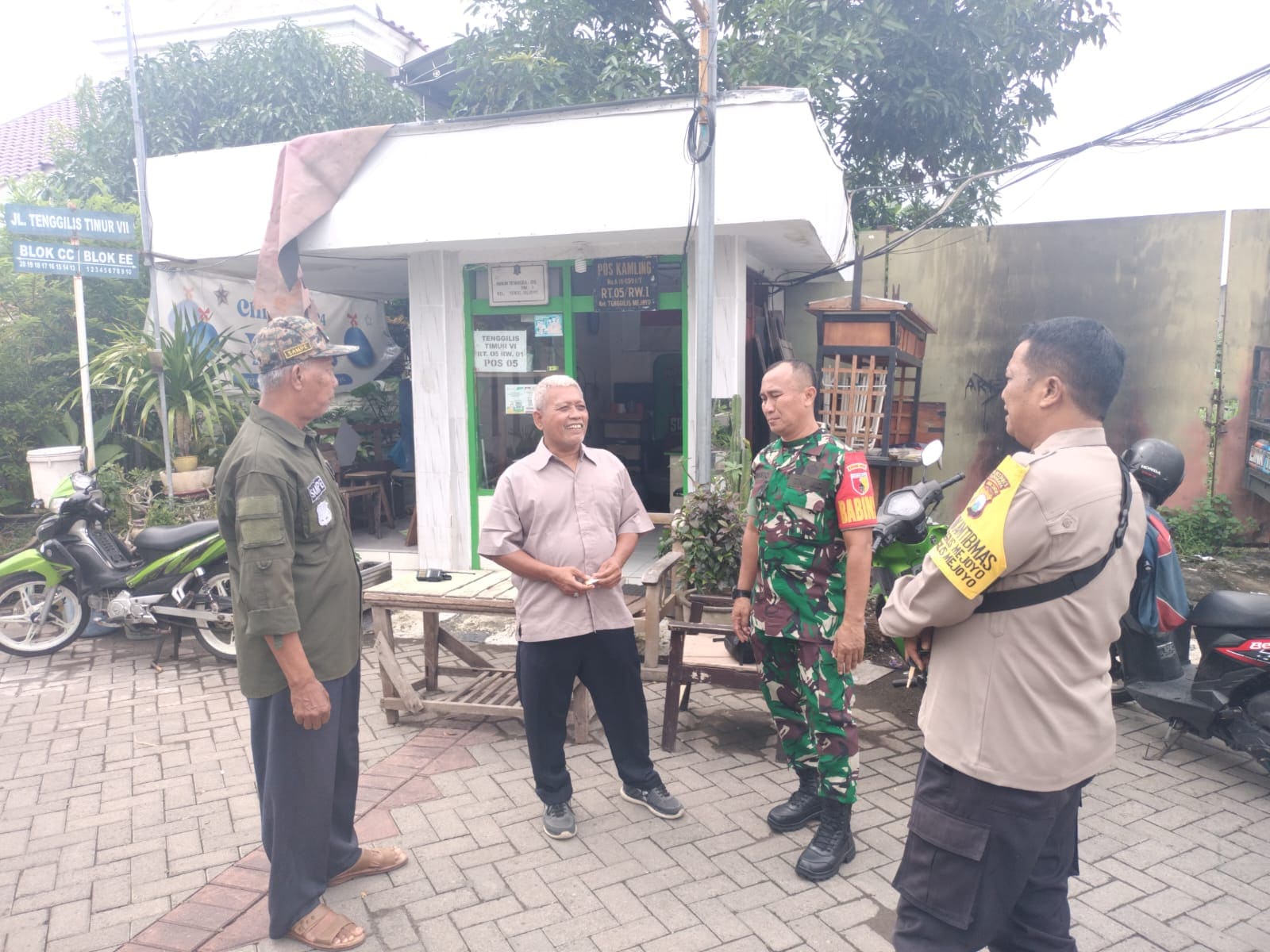 Dorong Masyarakat Peduli Keamanan, Ini yang Dilakukan Babinsa dan Bhabinkamtibmas Tenggilis Mejoyo