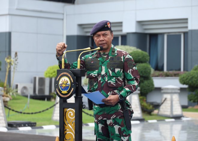 Sampaikan Pesan Panglima TNI Kepada Prajurit, Koarmada II Gelar Upacara Bendera 17-an