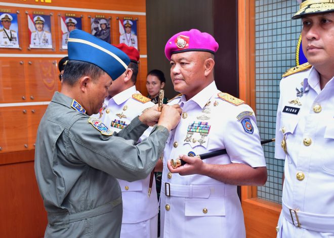 Dankodikmar Kodiklatal Terima Penyematan Brevet Kehormatan Penerbang TNI AL