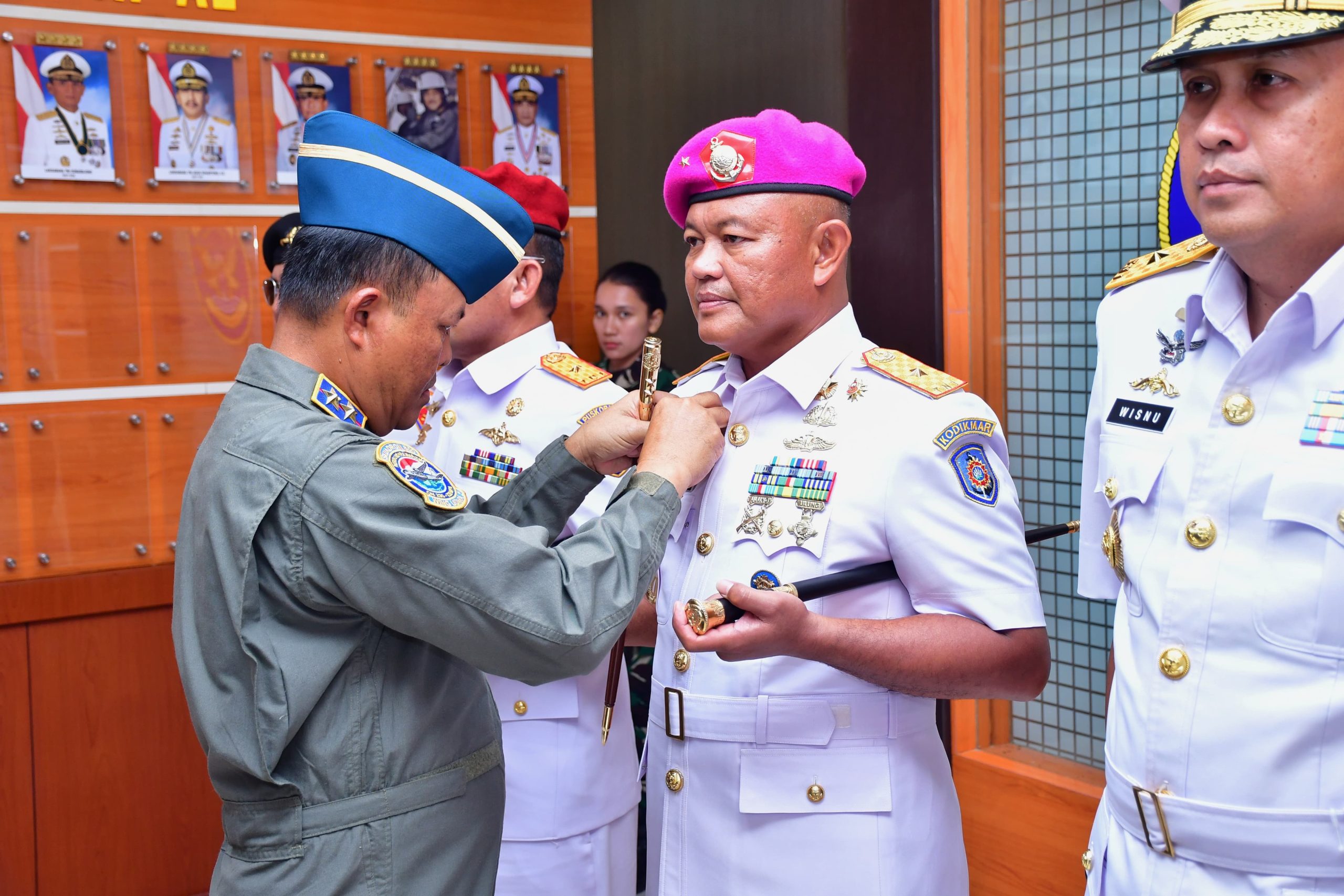 Dankodikmar Kodiklatal Terima Penyematan Brevet Kehormatan Penerbang TNI AL