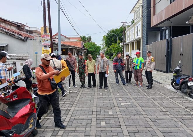 Dukung Perbaikan Infrastruktur, Babinsa dan Tiga Pilar Wonocolo Tinjau Lokasi Pembangunan Selokan di Bendul Merisi.