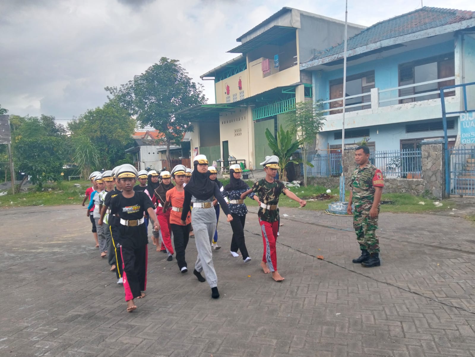 Komitmen Bina Generasi Muda, Babinsa Sidosermo Tanamkan Nasionalisme dan Disiplin.