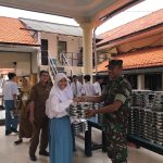 Hadir Ditengah Pelajar, Babinsa Jemur Wonosari Bantu Salurkan Makan Gratis Bergizi di SMA 10 Surabaya