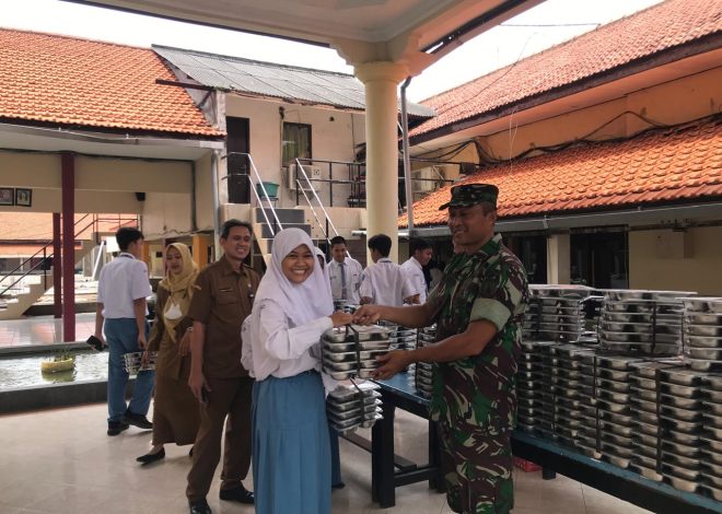 Hadir Ditengah Pelajar, Babinsa Jemur Wonosari Bantu Salurkan Makan Gratis Bergizi di SMA 10 Surabaya