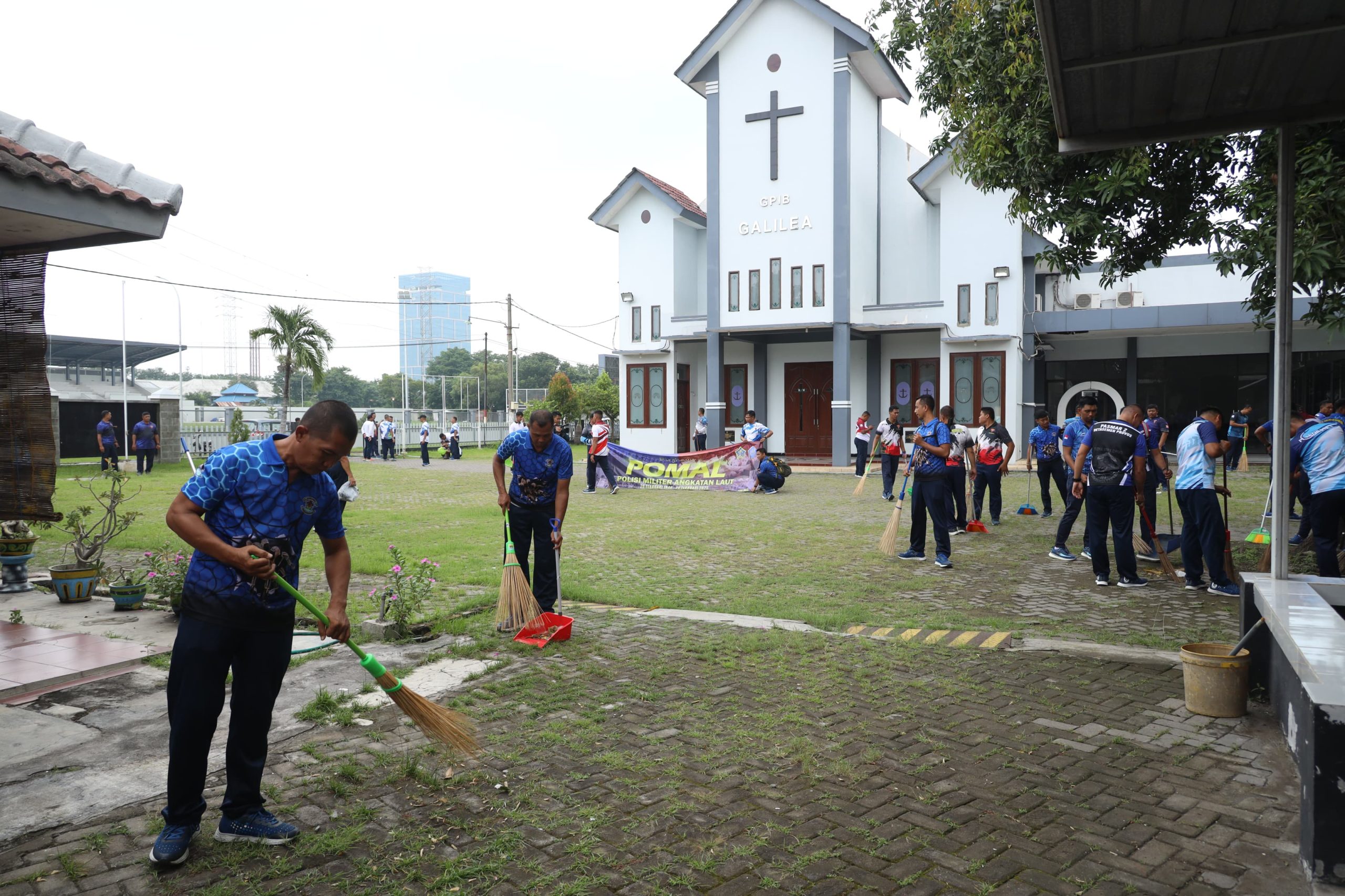 Sambut HUT Ke-79, Prajurit Pomal Koarmada II Gerebek Tempat Ibadah Dengan Aksi Bersih-Bersih