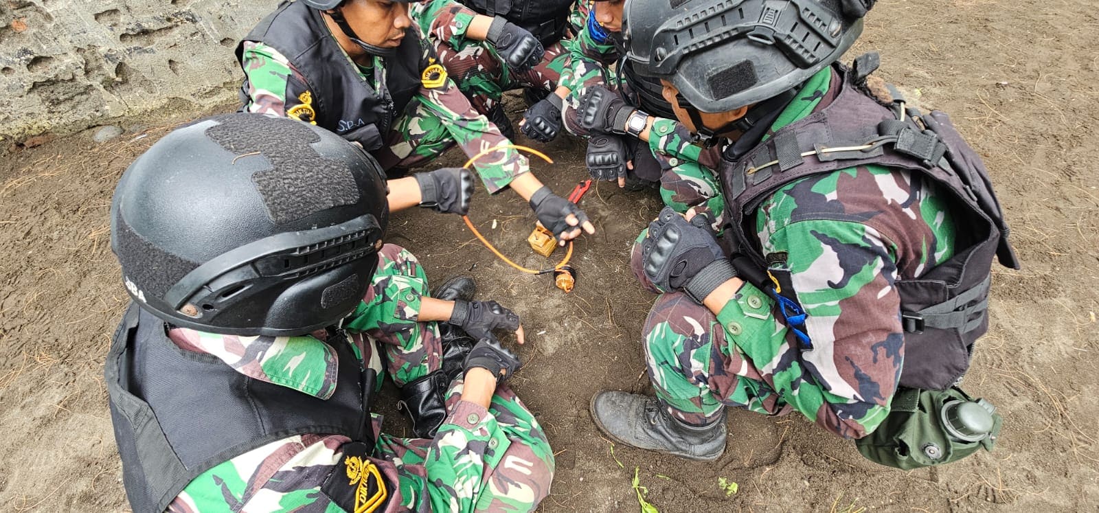 Pertajam Kemampuan Tempur, Siswa Bintara dan Tamtama Kodiklatal Lattek Menembak Artileri dan Demolisi