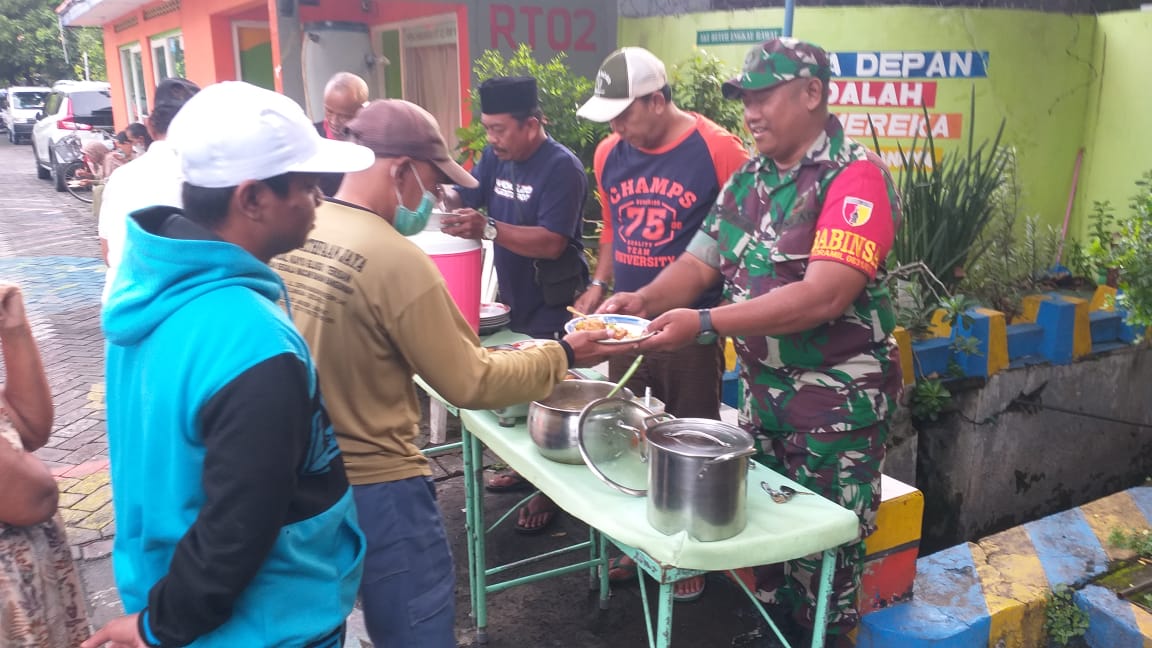 Aksi Solidaritas Babinsa Koramil 0830/09 Berbagi