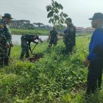 Hijaukan Lingkungan, Koramil Lakarsantri Bersama Komponen Pemerintah Lakukan  Penanaman Pohon