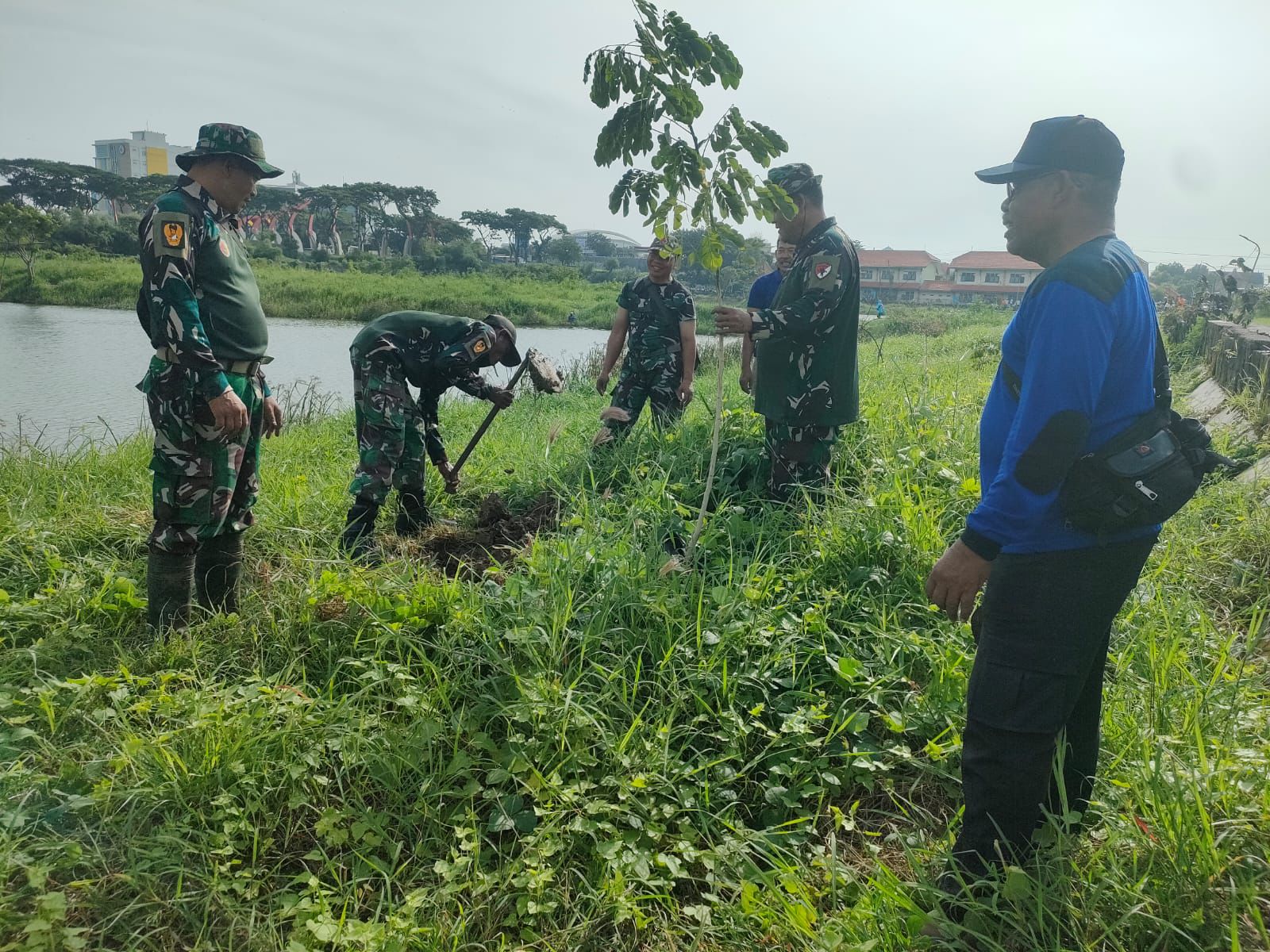 Hijaukan Lingkungan, Koramil Lakarsantri Bersama Komponen Pemerintah Lakukan  Penanaman Pohon