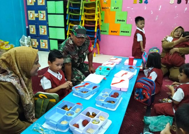 Hadir di Tengah Generasi Penerus, Babinsa Koramil Wonocolo Kawal Makan Sehat Bergizi