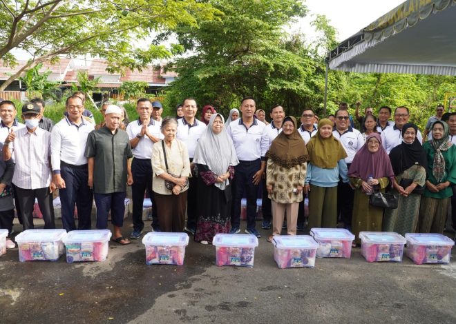 Peduli Sosial, Dankodiklatal Berbagi Sembako di Kenjeran Surabaya