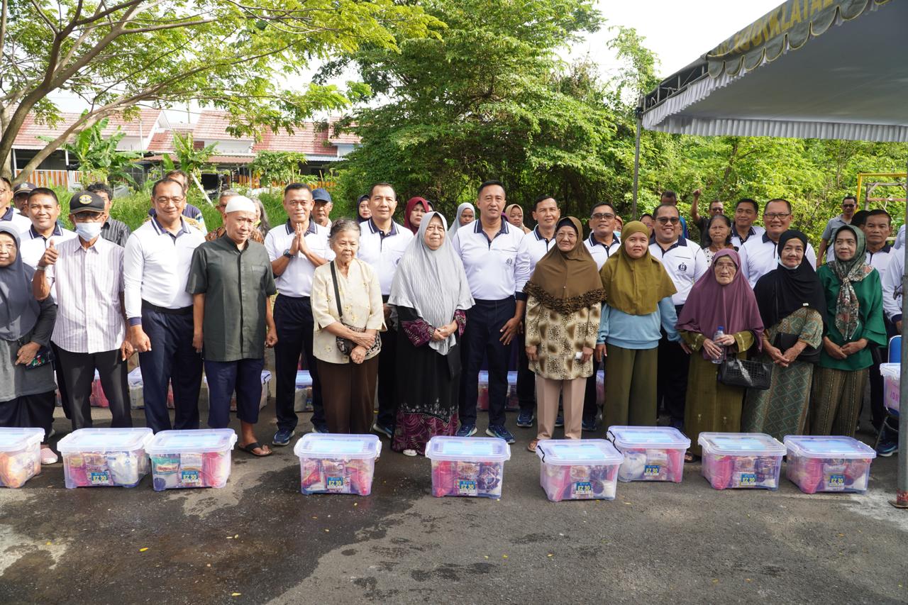 Peduli Sosial, Dankodiklatal Berbagi Sembako di Kenjeran Surabaya