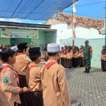 Dukung Program Sekolah, Babinsa Wiyung Latihkan PBB dan Gladi Upacara