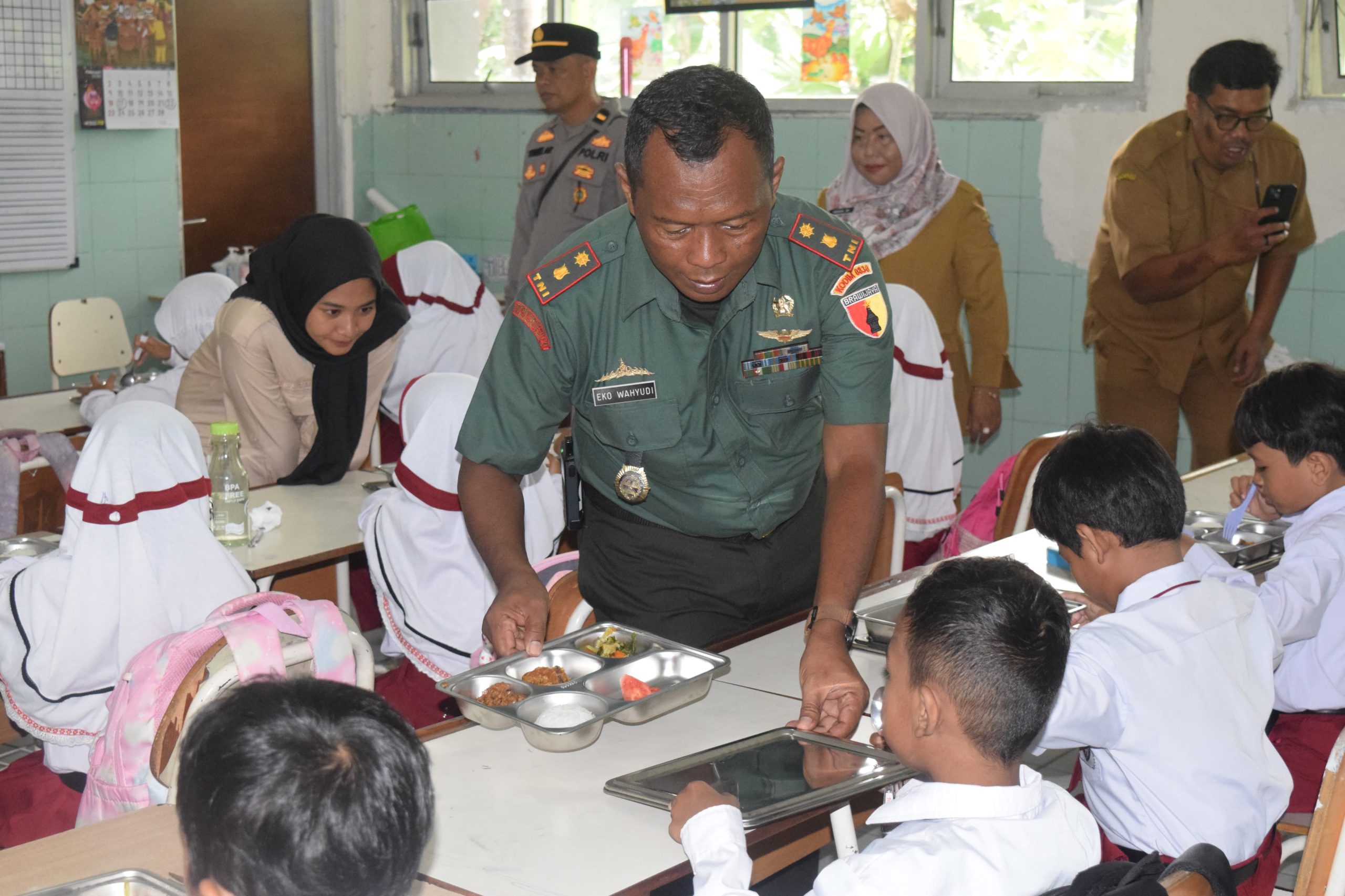 Kodim 0830/Surabaya Tinjau Pelaksanaan Program Makan Sehat Bergizi di Wilayah Koramil 0830-12