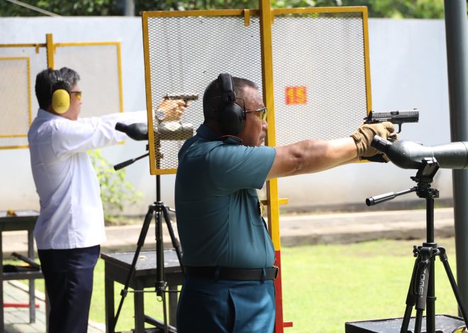 Pererat Sinergi, Pangkoarmada II dan Kakanwil DJBC Jatim I Latihan Menembak Bersama