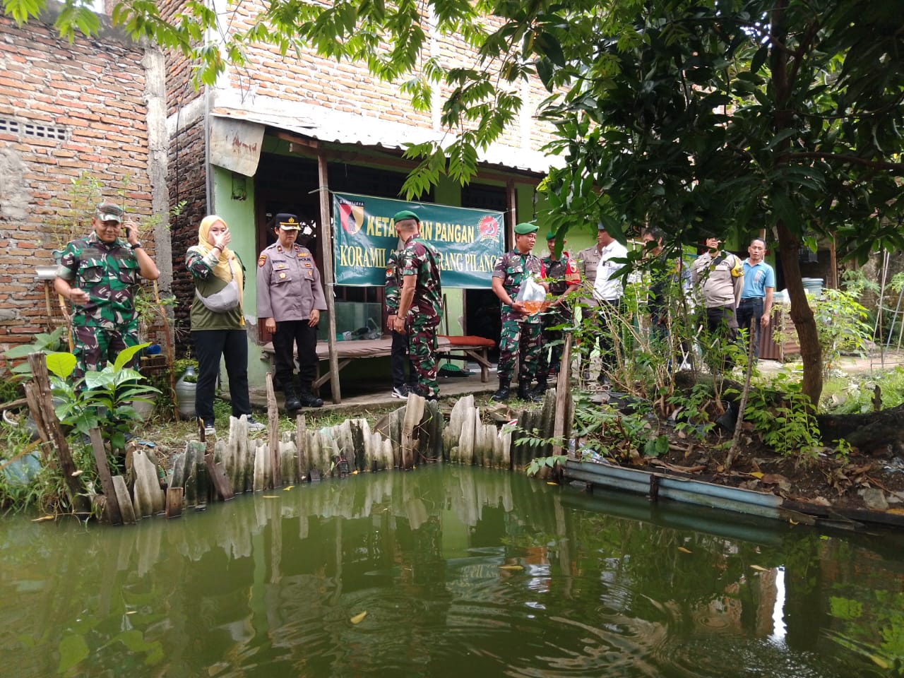 Sukseskan Program Ketahanan Pangan, Babinsa Gunungsari Berikan Bibit Ikan Nila kepada Masyarakat