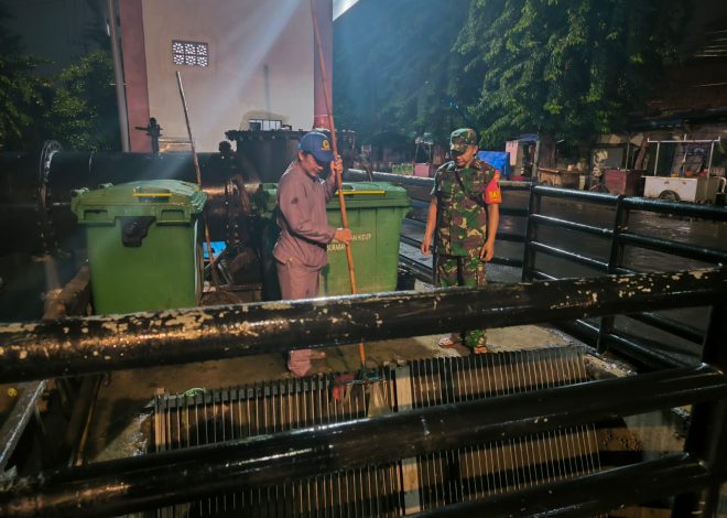 Langkah Proaktif Babinsa Koramil Tambaksari Lakukan Pengecekan Pintu Air, Cegah Potensi Banjir.