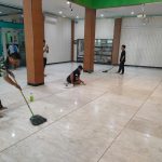 Babinsa Koramil Tambaksari Bersama Masyarakat Gelar Kerja Bakti Bersihkan Masjid.