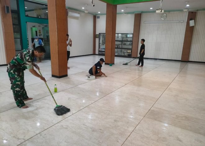 Babinsa Koramil Tambaksari Bersama Masyarakat Gelar Kerja Bakti Bersihkan Masjid.