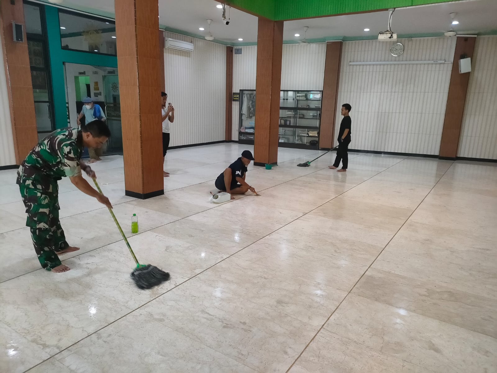 Babinsa Koramil Tambaksari Bersama Masyarakat Gelar Kerja Bakti Bersihkan Masjid.