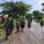 Minimalisir Dampak Luapan Sungai Lamong, Babinsa Bersama Instansi Terkait Himbau Masyarakat Untuk Waspada.