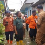 Danramil 0830/06 Benowo  Bersama Camat  Tinjau Lokasi Dampak Luapan Sungai Lamong