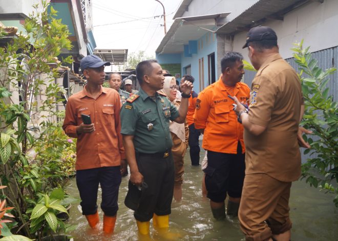 Danramil 0830/06 Benowo  Bersama Camat  Tinjau Lokasi Dampak Luapan Sungai Lamong