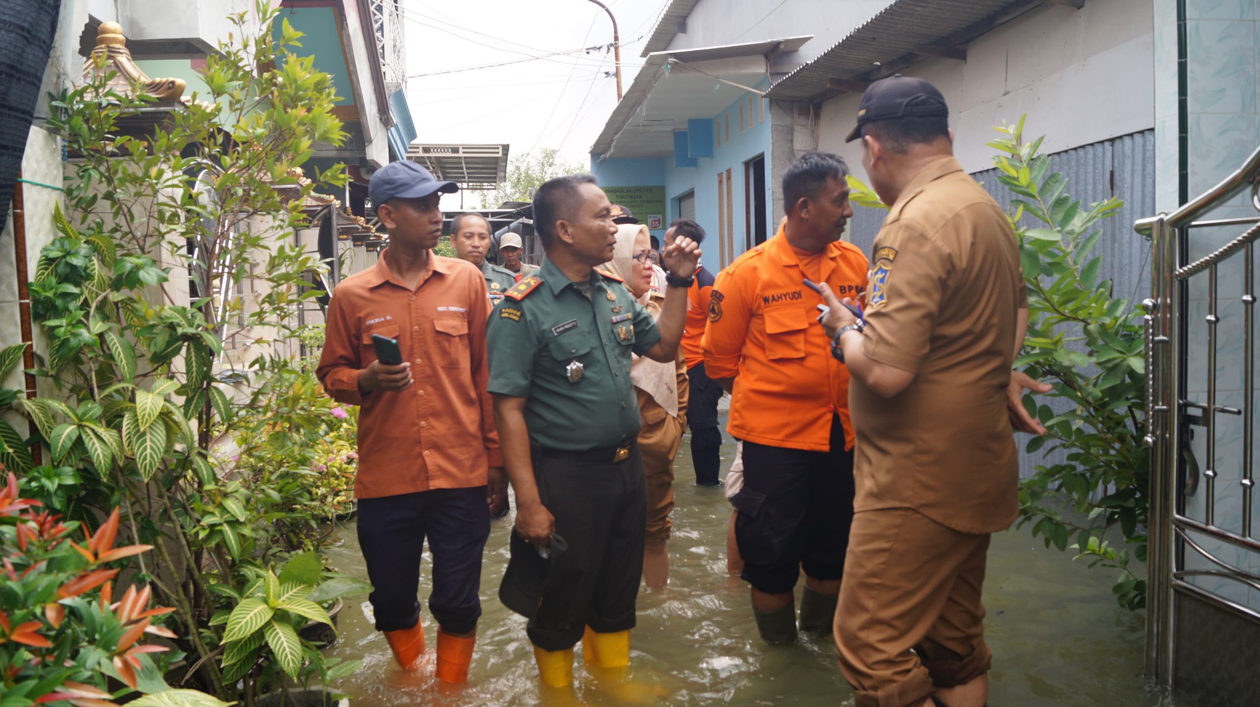 Danramil 0830/06 Benowo  Bersama Camat  Tinjau Lokasi Dampak Luapan Sungai Lamong