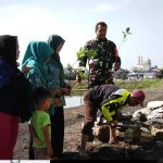 Lestarikan Lingkungan, Babinsa Beserta Warga Lakukan Penanaman Pohon