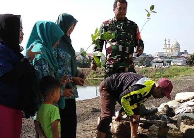 Lestarikan Lingkungan, Babinsa Beserta Warga Lakukan Penanaman Pohon