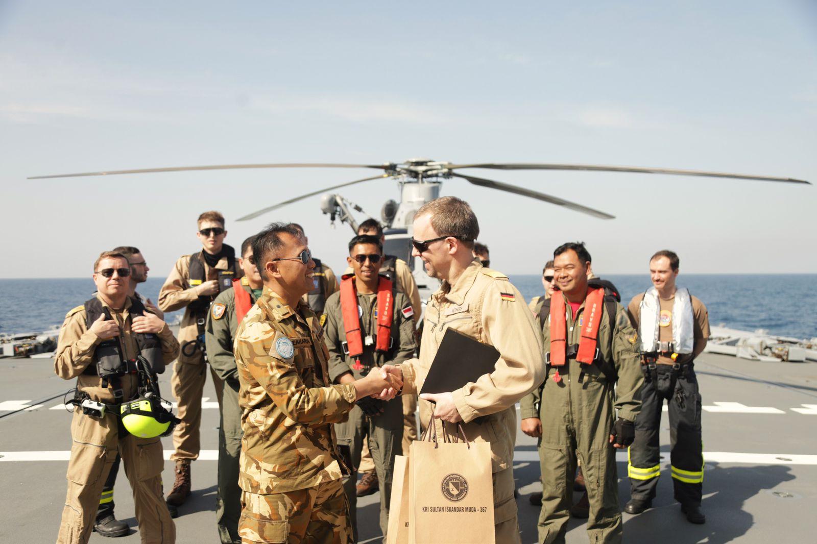 Tingkatkan Interoperabilitas, KRI SIM-367 Dan Heli Panther TNI AL Latihan Bersama Kapal Perang Jerman di Laut Mediterania