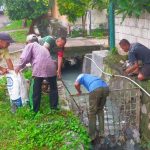 Dengan Semangat Gotong Royong Babinsa Lidah Wetan Bersama Warga Bersihkan Selokan untuk Cegah Banjir.