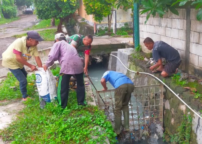 Dengan Semangat Gotong Royong Babinsa Lidah Wetan Bersama Warga Bersihkan Selokan untuk Cegah Banjir.