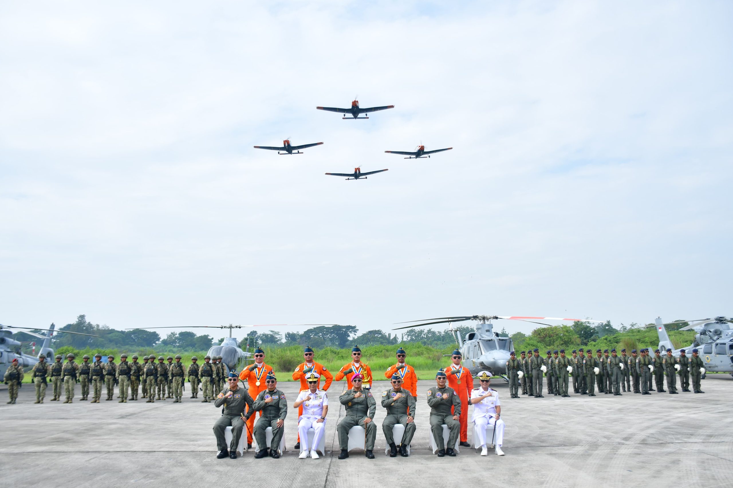 Dankodiklatal Sematkan Brevet Penerbang Kepada Pasis Dikpabang TNI AL Angkatan 28