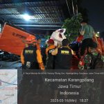 Babinsa Karangpilang Bantu Warga Mengungsi Akibat Luapan Sungai Brantas