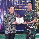 Di Bulan Penuh Ampunan, Dankodiklatal Terima Al Qur’an Dari Laksamana TNI  (Purn) Prof. Dr. Marsetio